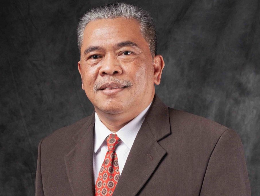 KOTA MALANG — Mahkamah Konstitusi melalui Putusan Nomor 114/PUU-XXIII/2025 menyatakan frasa “atau tidak berdasarkan penugasan dari Kapolri” dalam Penjelasan Pasal 28 ayat (3) Undang-Undang Nomor 2 Tahun 2002 tentang Polri bertentangan dengan UUD 1945 dan tidak memiliki kekuatan hukum mengikat. Putusan ini dimaksudkan untuk mempertegas pembatasan jabatan anggota Polri di luar struktur kepolisian. Namun, menurut Prof Tongat, hasilnya justru menimbulkan ketidakjelasan baru. Prof Tongat menyebut bahwa putusan ini “tidak jelas dan bersifat ambigu”, karena hanya menghapus frasa tertentu tanpa mempertegas ketentuan substantif yang seharusnya dirumuskan ulang. Ambiguitas itulah yang kemudian memicu polemik di tengah masyarakat dan para pemerhati hukum tata negara. Menurut Prof Tongat, MK menyatakan anggota Polri dapat menduduki jabatan yang tidak mempunyai sangkut paut dengan kepolisian, tetapi harus mengundurkan diri atau pensiun terlebih dahulu. Namun, dengan dihapusnya frasa yang digugat, redaksi Pasal 28 ayat (3) justru memberikan ruang tafsir yang membingungkan. “Dengan redaksi yang ada, justru MK menegaskan bahwa anggota Polri masih dapat menduduki jabatan di luar kepolisian, khususnya jabatan yang mempunyai sangkut paut dengan kepolisian. Di sinilah letak ambiguitas putusan tersebut,” ujar Prof Tongat. (Sabtu, 15/11/2025) Ia mencontohkan sejumlah institusi yang seringkali beririsan dengan kewenangan kepolisian, seperti Komisi Pemberantasan Korupsi (KPK), Badan Narkotika Nasional (BNN), serta lembaga lain yang memerlukan keahlian penegakan hukum. Prof Tongat menekankan bahwa dengan dihapusnya hanya satu frasa dalam penjelasan pasal, maka bunyi ketentuan tersebut kini harus ditafsir: “Anggota Kepolisian Negara Republik Indonesia dapat menduduki jabatan yang tidak mempunyai sangkut paut dengan kepolisian setelah mengundurkan diri atau pensiun dari dinas kepolisian.” Namun, konsekuensinya, menurut beliau, justru terbuka pula tafsir sebaliknya. “Dengan formulasi yang demikian, masih dapat ditafsir bahwa anggota Polri dapat menduduki jabatan yang mempunyai sangkut paut dengan kepolisian tanpa harus mengundurkan diri. Ini menjadi problem serius dalam kepastian hukum,” jelasnya. Sebagai akademisi hukum tata negara, Prof Tongat menilai MK seharusnya memberikan putusan yang lebih komprehensif, bukan sekadar menghapus frasa, tetapi memberikan norma pengganti yang lebih tegas untuk menjamin akuntabilitas dan batasan jabatan anggota Polri. Ia menekankan pentingnya kejelasan norma untuk menjaga profesionalitas Polri dan menghindari tumpang tindih kewenangan antar-lembaga penegak hukum. “Kepastian hukum adalah roh dari setiap putusan MK. Jika tafsirnya multitafsir, maka putusan itu kehilangan nilai konstitusionalitasnya,” ujar Prof Tongat. Prof Tongat menyimpulkan bahwa putusan MK ini penting sebagai bagian dari proses penataan kembali hubungan Polri dengan lembaga-lembaga negara lain. Namun, tanpa kejelasan norma lanjutan, putusan tersebut justru menyisakan ruang polemik. Sebagai akademisi dan guru besar hukum, ia mendorong agar pemerintah dan DPR segera melakukan penyesuaian legislasi untuk memastikan agar posisi anggota Polri di luar struktur kepolisian benar-benar sesuai dengan prinsip profesionalitas, akuntabilitas, dan konstitusionalitas.