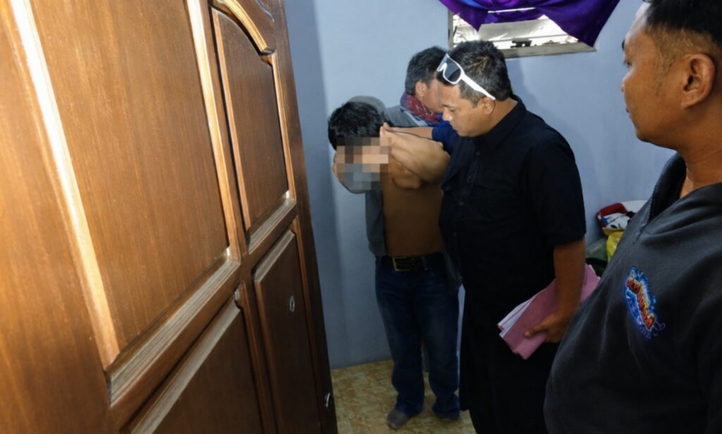 Sekitar pukul 11.30 WIB, saksi yang berada di dalam toko melihat seorang pria membawa kabur sepeda motor tersebut dan langsung berteriak 'maling'.