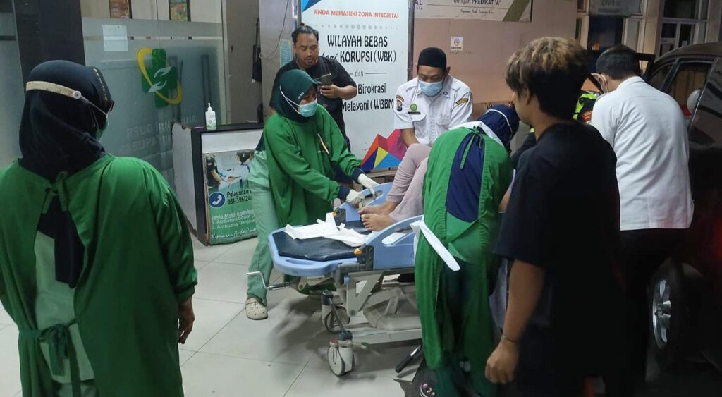 Aksi Heroik Satlantas Polres Gresik Selamatkan Wanita yang Hendak Melahirkan
