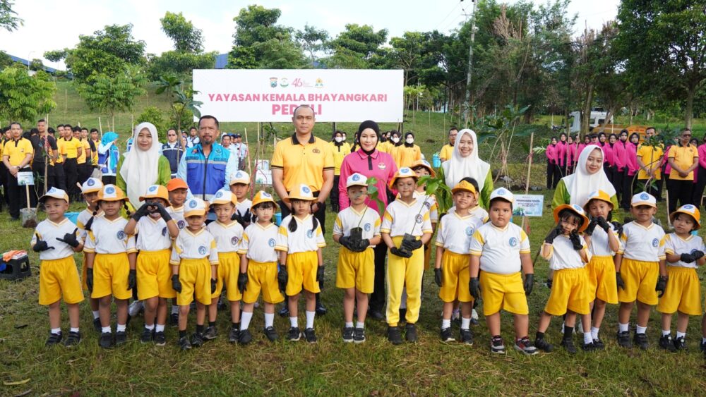 Kehadiran Polisi dan Bhayangkari menjadi simbol edukasi preventif dalam membangun generasi yang peduli terhadap keberlanjutan bumi
