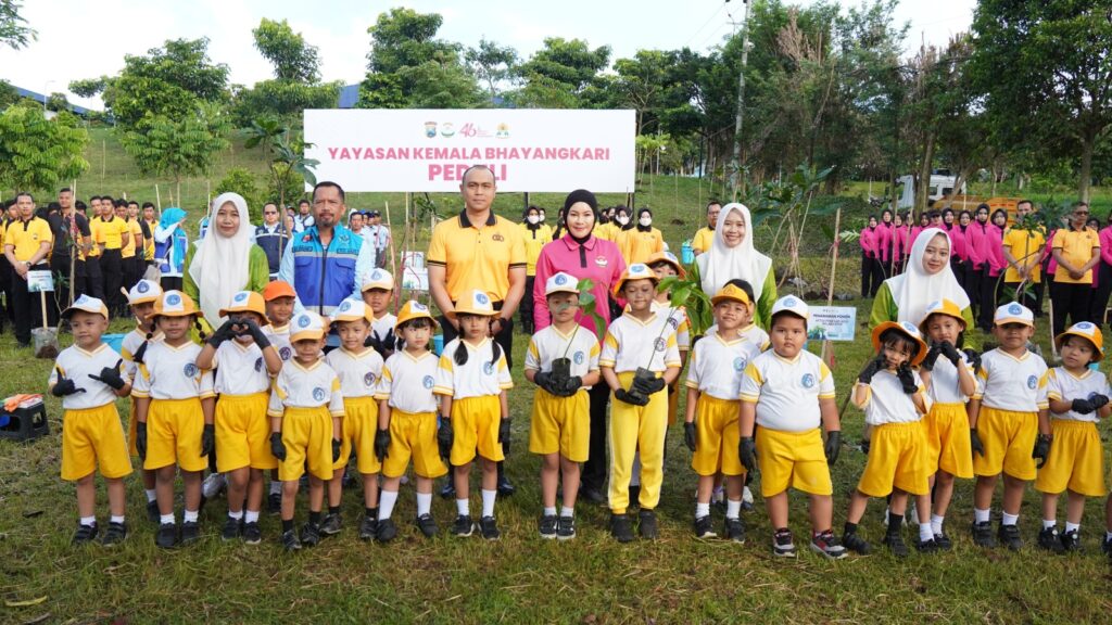 Kehadiran Polisi dan Bhayangkari menjadi simbol edukasi preventif dalam membangun generasi yang peduli terhadap keberlanjutan bumi