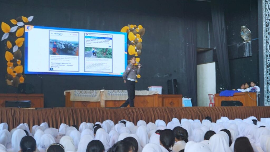Para siswa antusias mengikuti pembahasan mengenai risiko pelanggaran lalu lintas, pentingnya penggunaan helm SNI, serta dampak kecelakaan yang kerap diawali dari kelalaian pengendara