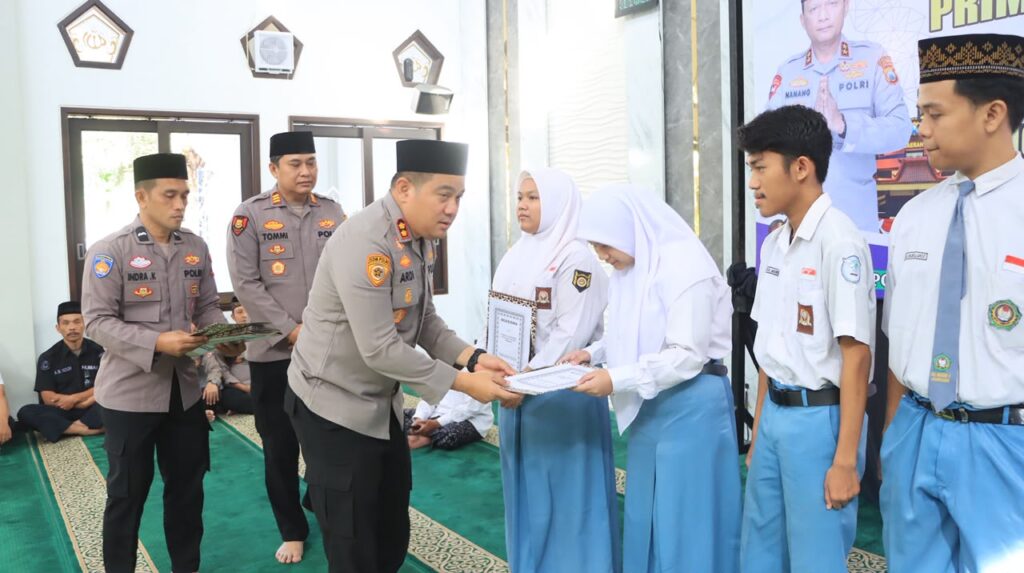Program beasiswa tersebut diberikan kepada siswa-siswi yang berhasil meraih peringkat nilai ijazah tertinggi pada jenjang pendidikan masing-masing