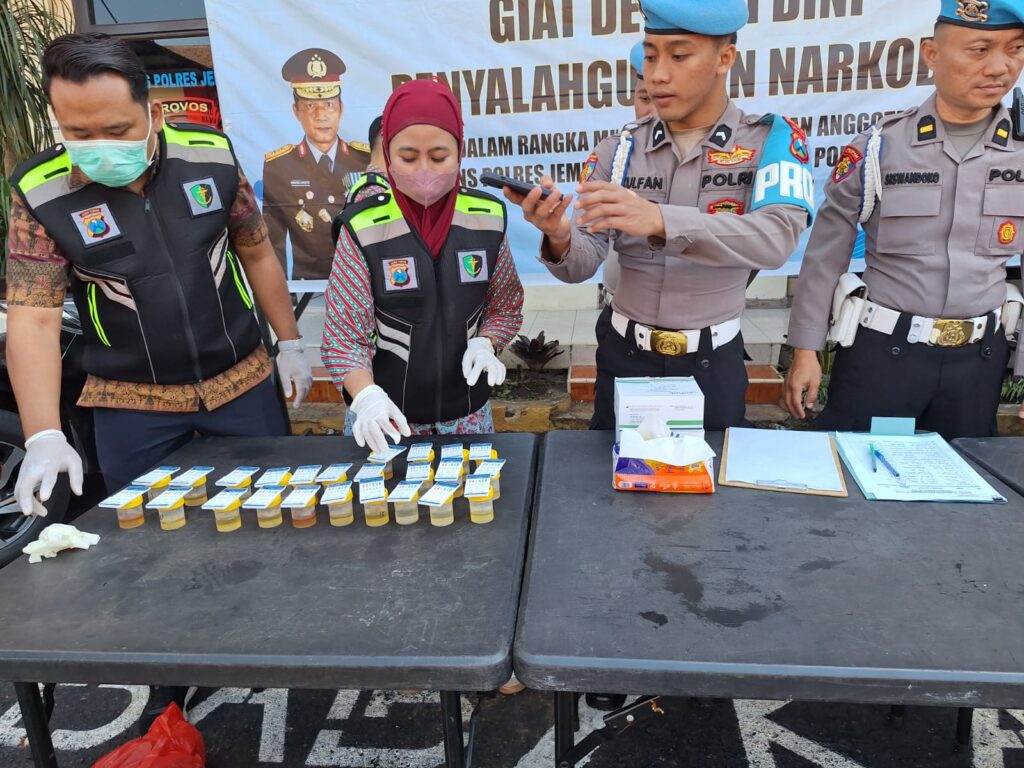 Seluruh peserta menjalani pengambilan sampel urine dengan pendampingan anggota Propam untuk menjamin proses pemeriksaan berjalan sesuai prosedur, objektif, dan transparan